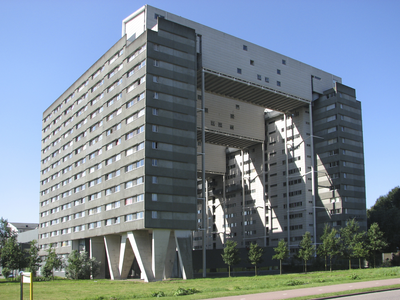 905988 Gezicht op het studentencomplex aan de Cambridgelaan te Utrecht, op het universiteitscentrum De Uithof.